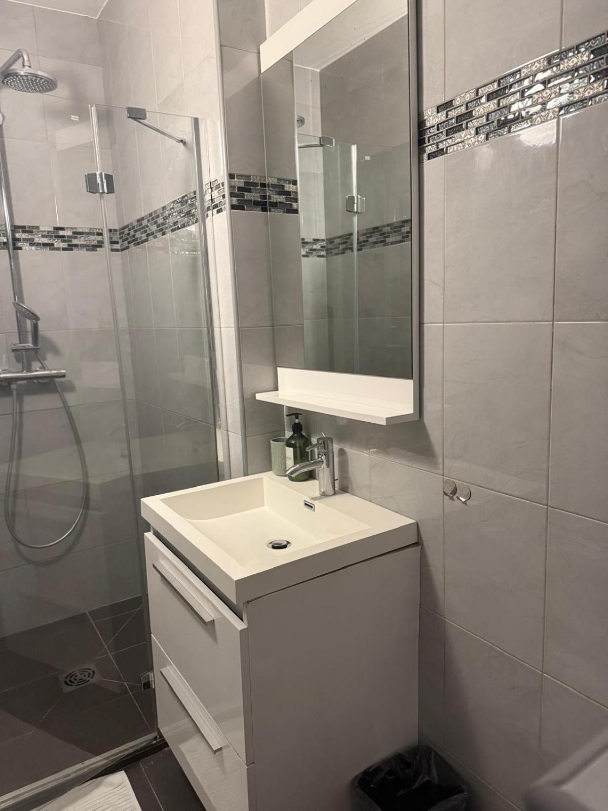 Detente Bas De Villa Jacuzzi, Piscine A 15 Min De Nice Каррос Екстер'єр фото